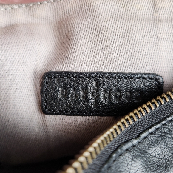 DAY & MOOD PERFECT SIZE BLACK LEATHER CROSSBODY BAG - Picture 6 of 8